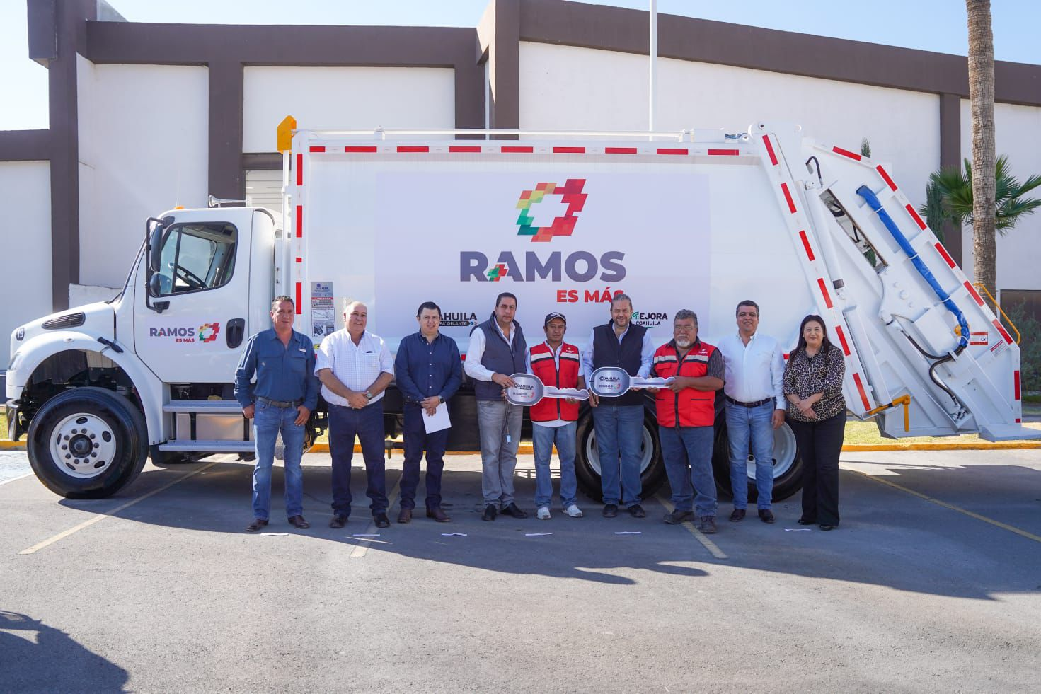 ENTREGA CHEMA MORALES MÁS CAMIONES PARA LA RECOLECCIÓN DE BASURA EN RAMOS ARIZPE