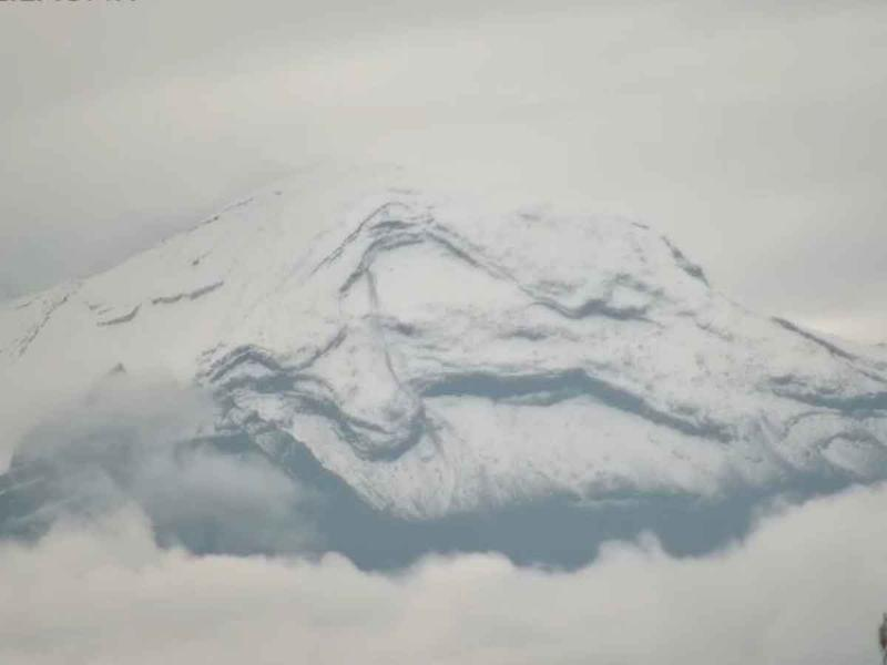 ¡Se adelantó el invierno! Volcán Popocatépetl sorprende cubierto de nieve