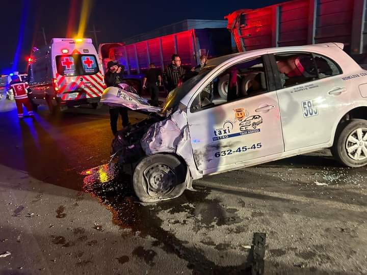 Muere adolescente en choque de taxi en el libramiento