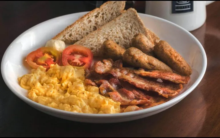 ¿Cuánto tiempo te debes de tomar en el desayuno, según experta?