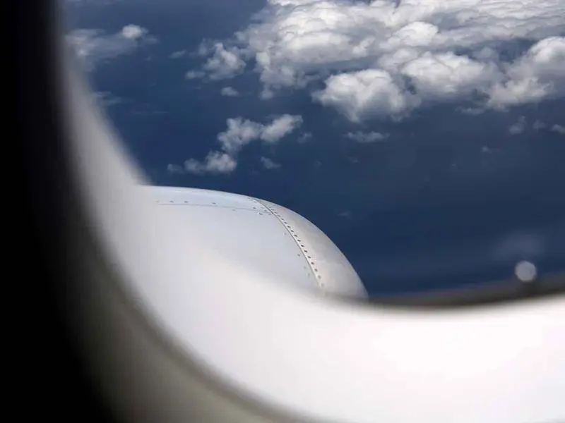 Piloto sufre infarto en pleno vuelo y pasajera termina aterrizando el avión
