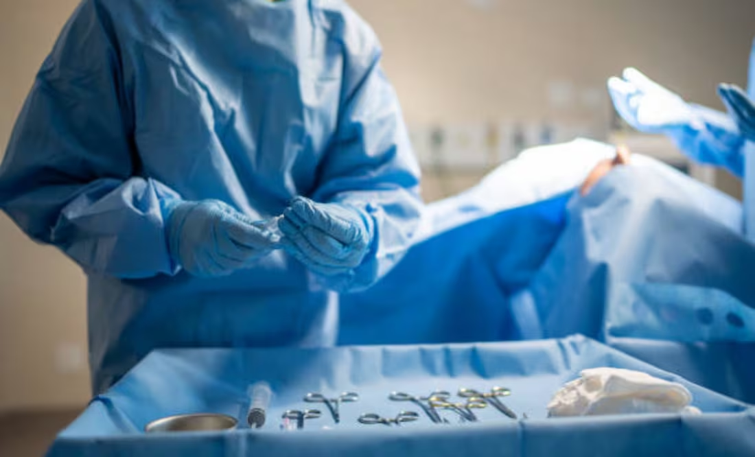 Madre es operada por tumor en el cráneo durante embarazo; primer caso de éxito en el mundo sin riesgos para el bebé