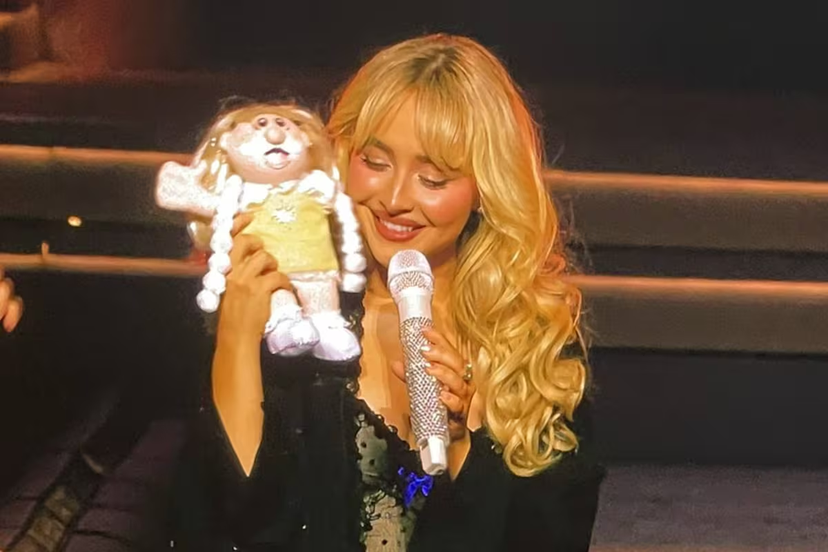Sabrina Carpenter recibe peluche del ‘Dr. Simi’ durante concierto en Chicago