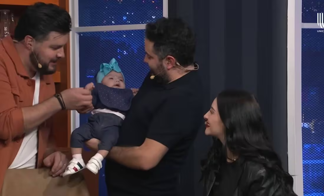 José Eduardo presenta a su hija Tessa en programa de tv y presume «el rasgo Derbez»