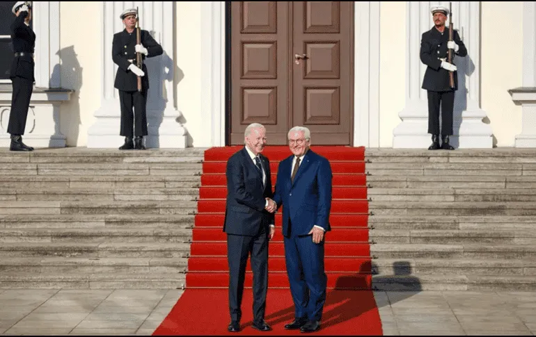 El presidente Biden es recibido con honores militares en Alemania