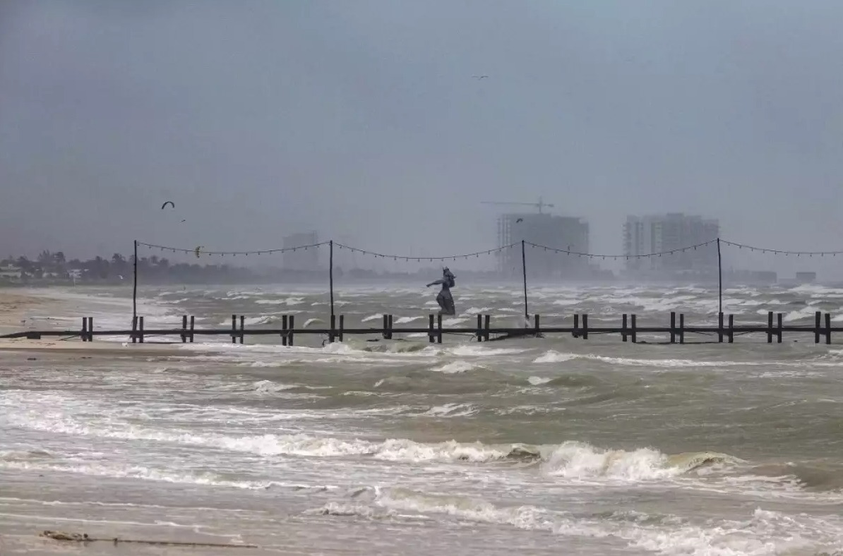 Nadine golpea Belice y provoca lluvias en Yucatán