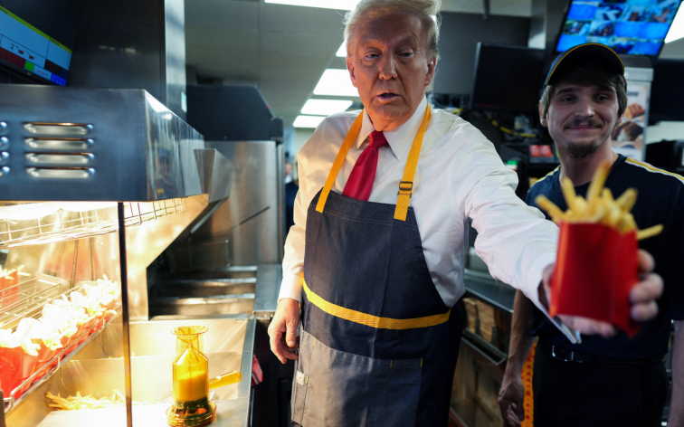Elecciones en Estados Unidos 2024: Trump se viste de empleado de McDonald’s para desacreditar a Harris