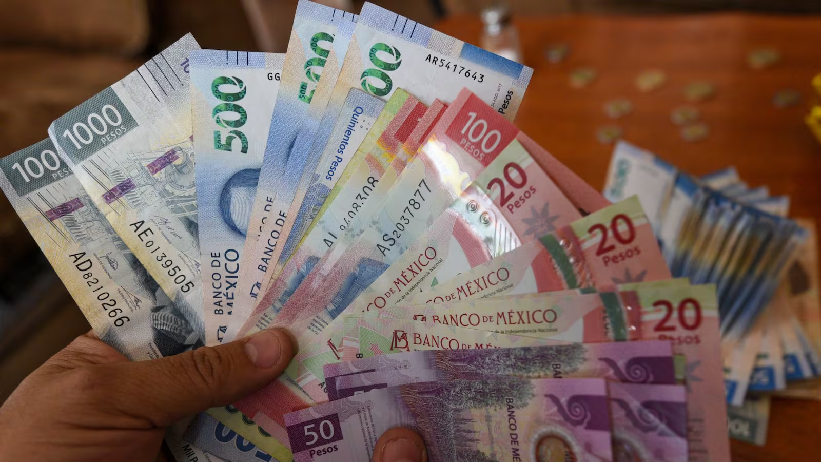 Banxico saca de circulación los billetes de 50 y 1,000 pesos con Hidalgo y Morelos