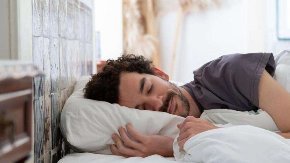 Evita ESTA postura para dormir; afecta a tu salud