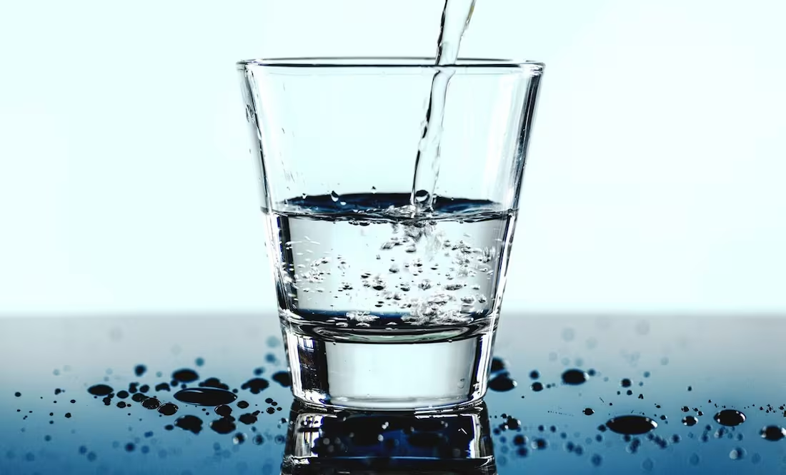 ¿Cuánta cantidad de agua debemos beber al día?