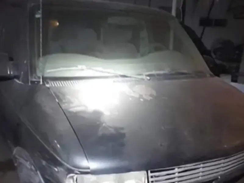 Abuelito atropella y mata a su esposa; confundió pedales