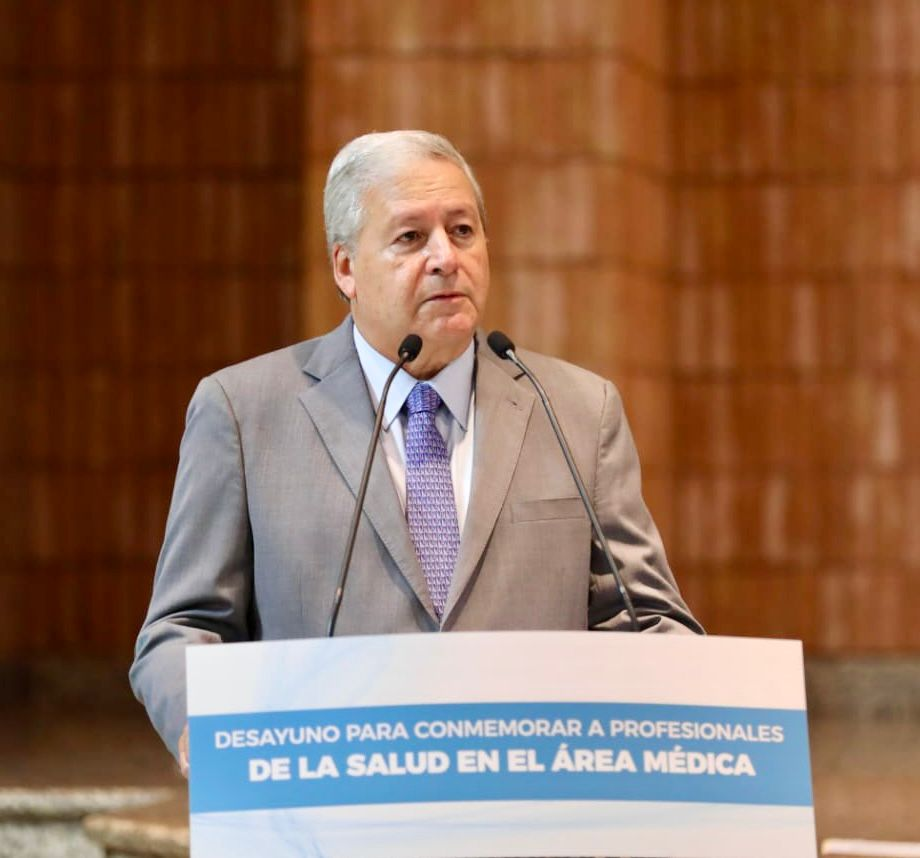 Reconoce Chema Fraustro Médicas y Médicos en su día