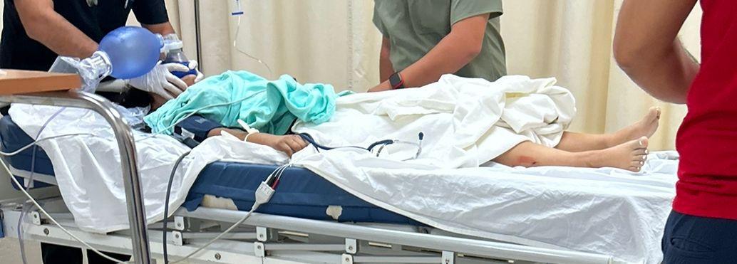 Arrastra con auto a jovencita: está grave
