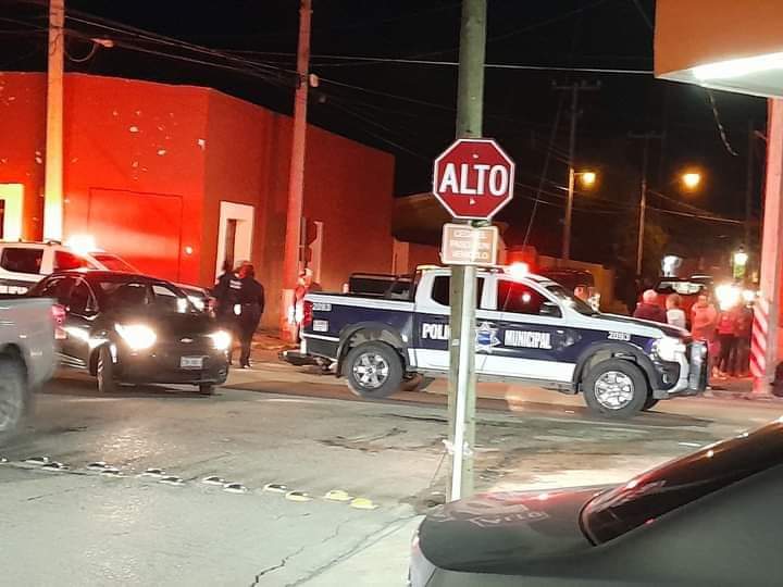 Se impacta moto contra camioneta