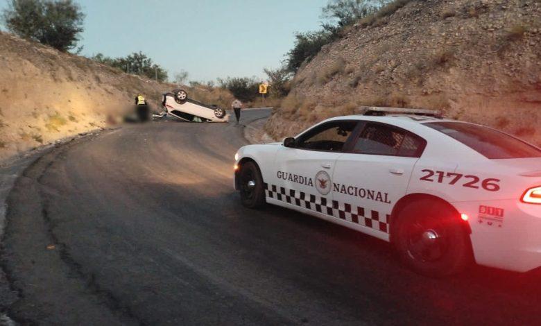 Resulta mujer ilesa tras aparatosa volcadura