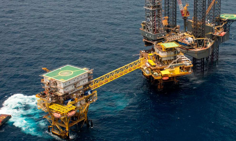 Critica diario WSJ envío de petróleo mexicano a Cuba