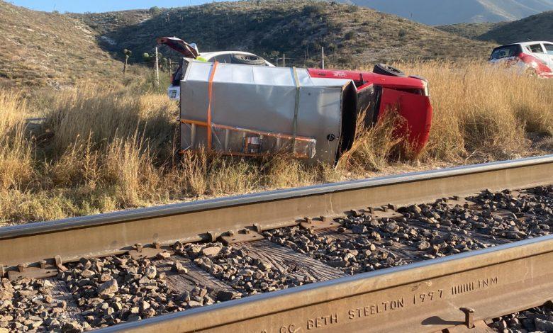 Se le sale neumático y vuelca en carretera