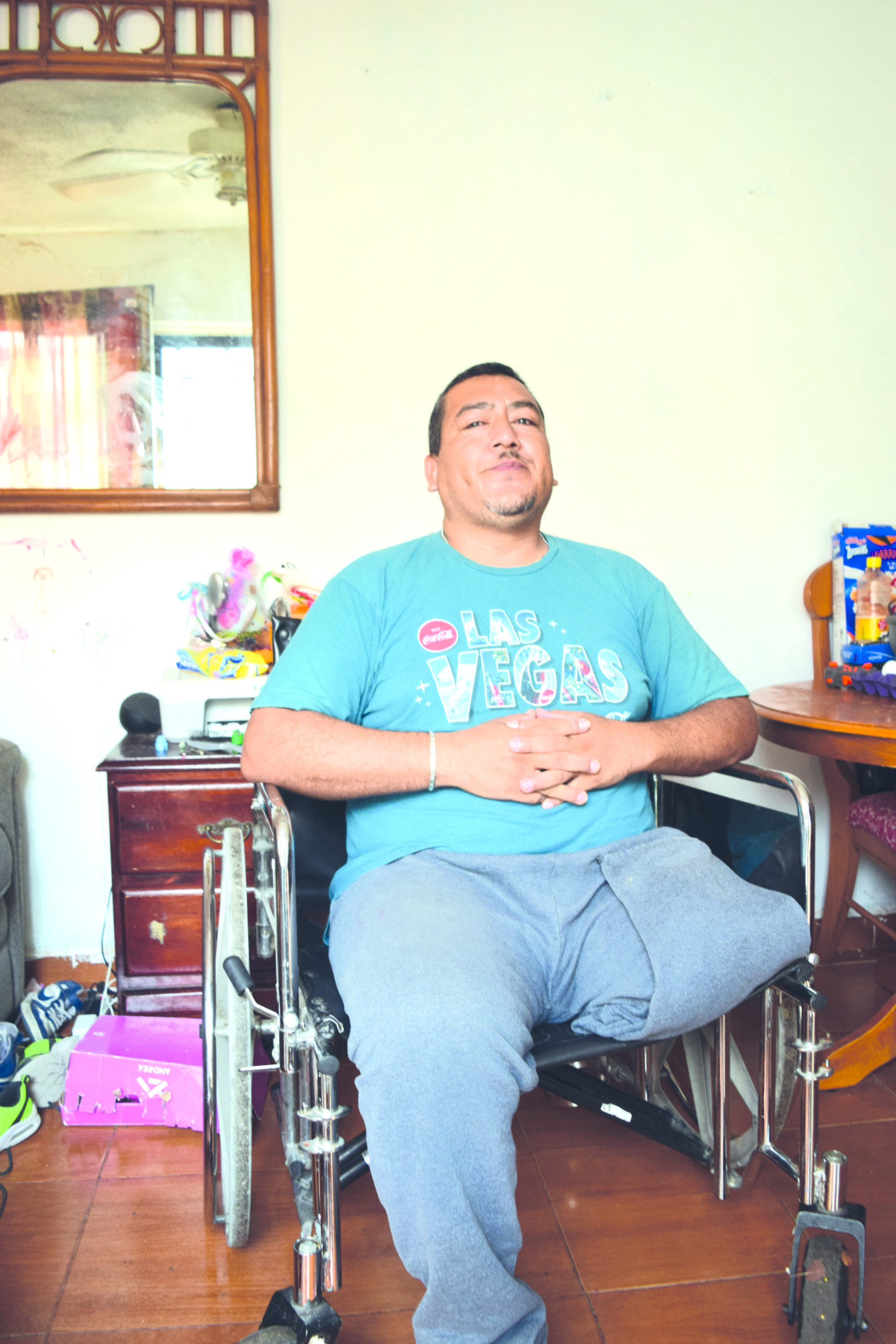 Accidente lo deja en muletas y sin trabajo