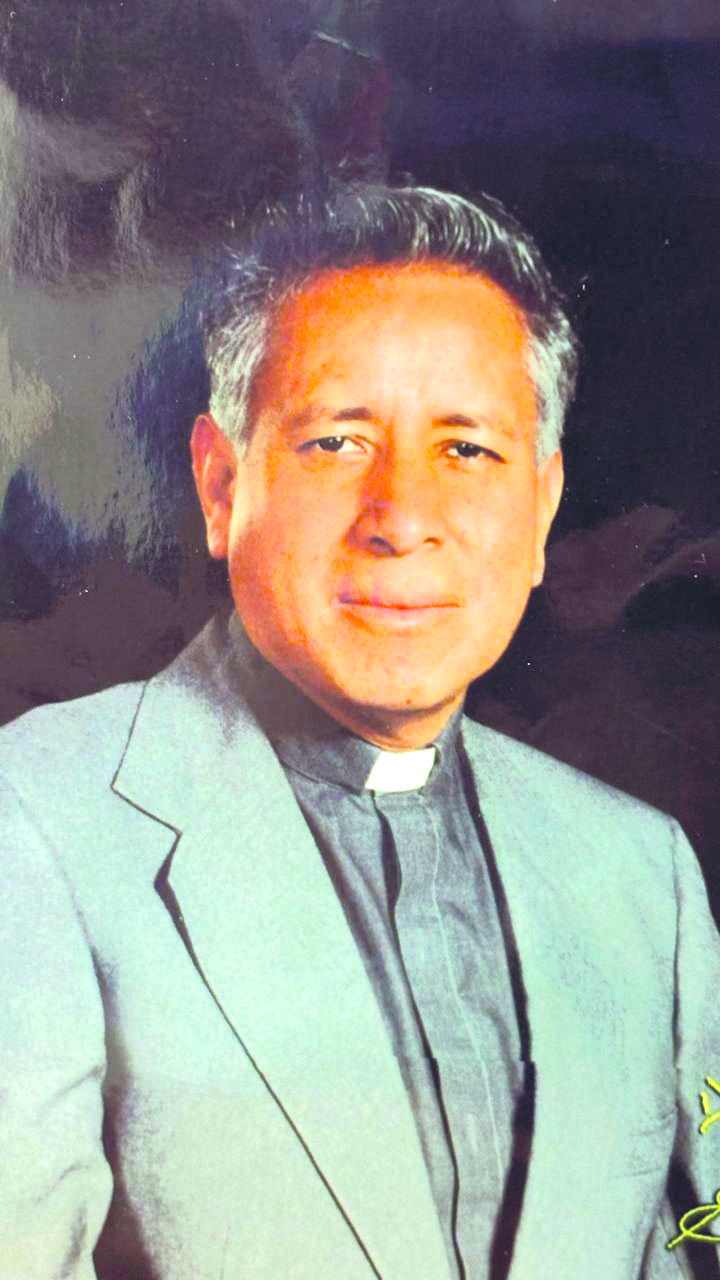 Llevan restos del Padre Ernesto a su parroquia