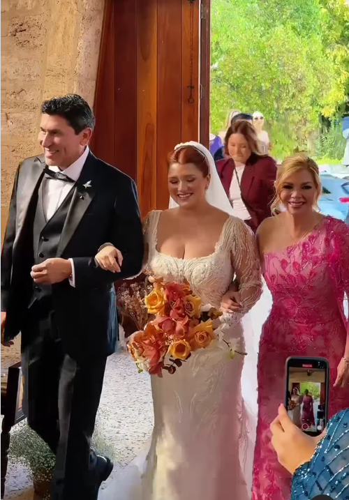 Celebra en Parras Dr. Cesar Lozano la boda de su hija