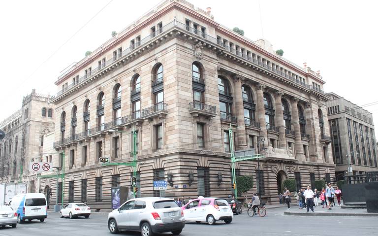 Banxico mejora estimado de crecimiento económico para 2024 y mantiene el de 2025