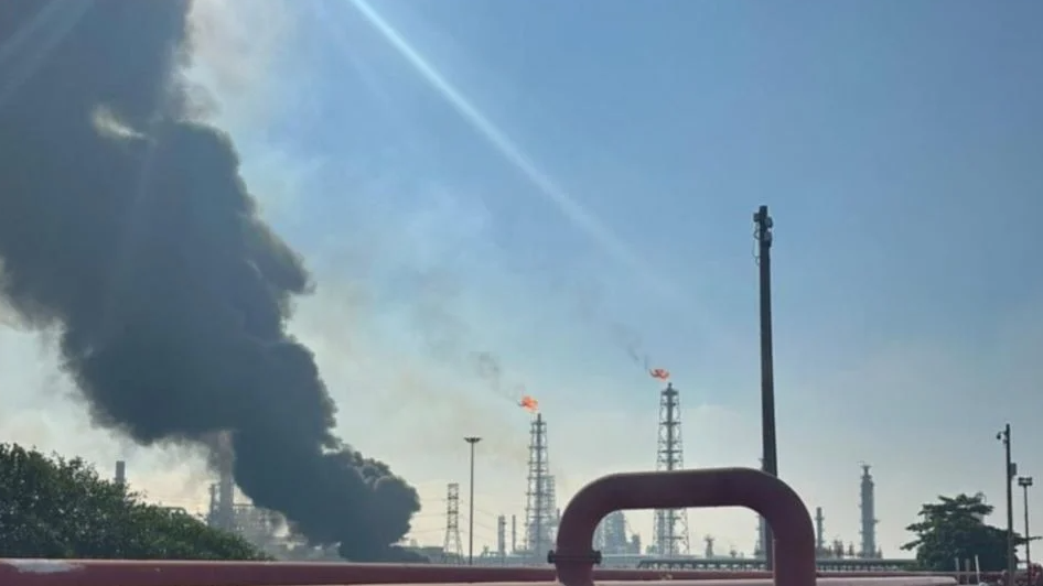 Bomberos sofocan incendio en refinería de Pemex en Minatitlán