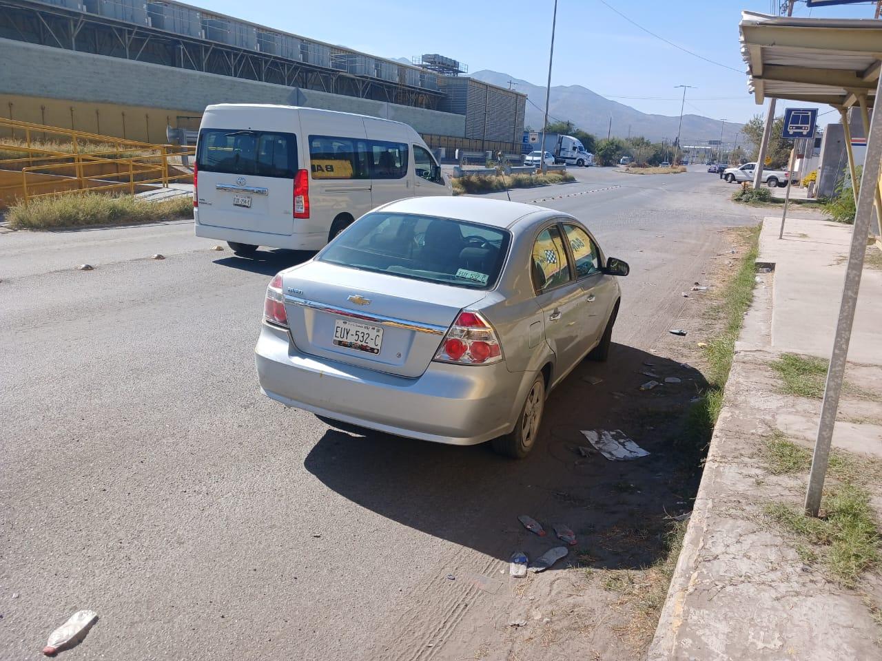 Ocasiona chofer de taxi choque en la Sidermex