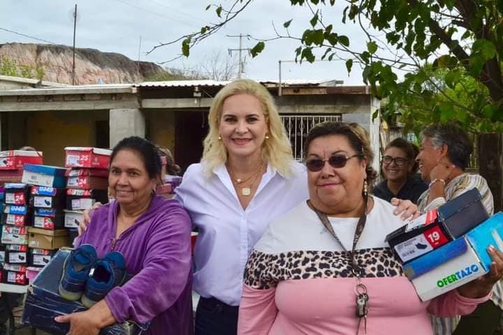 Donan Laura Jiménez y PRI calzado y despensas