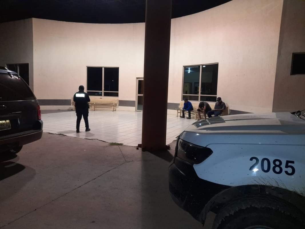 Navajean a hombre en cuello y pierna