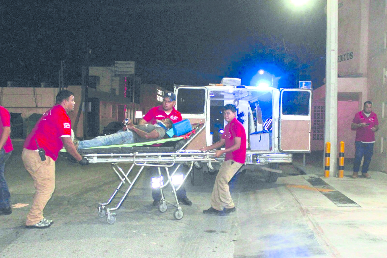 Derriba cafre a militar de moto