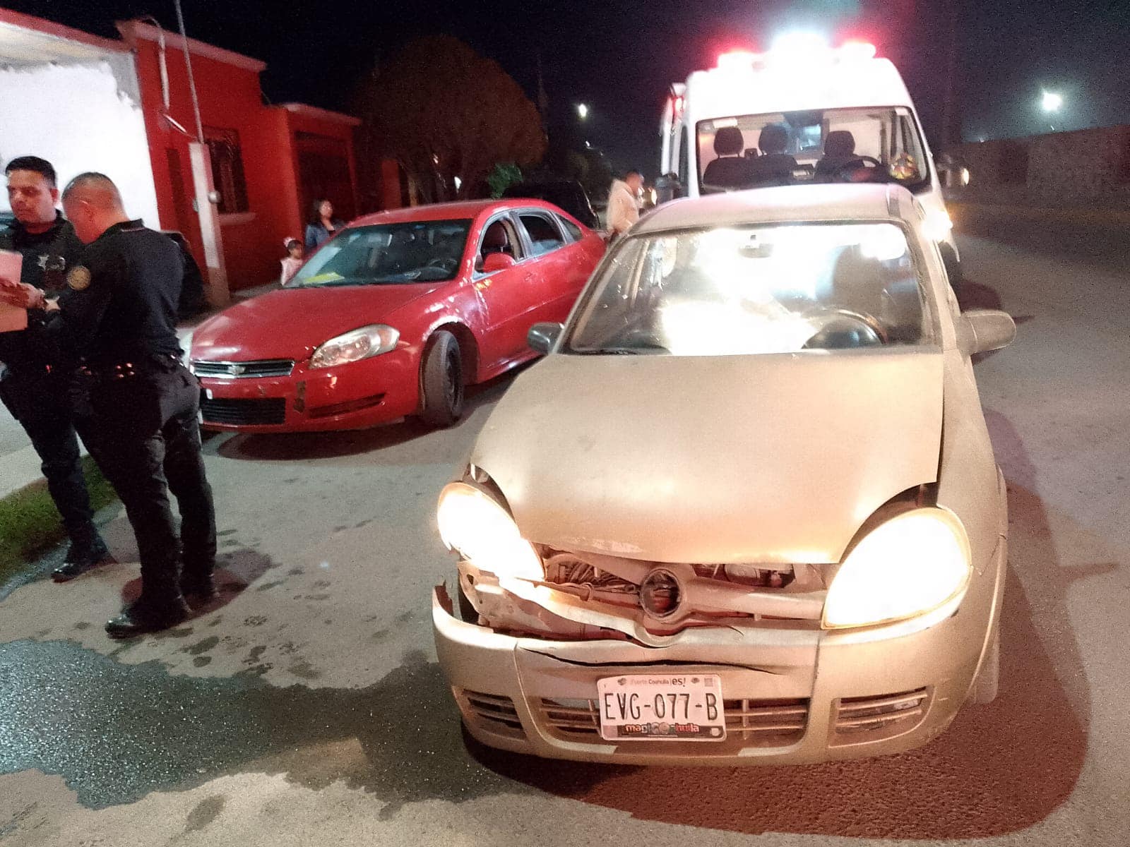 Fuerte choque entre compacto y camioneta