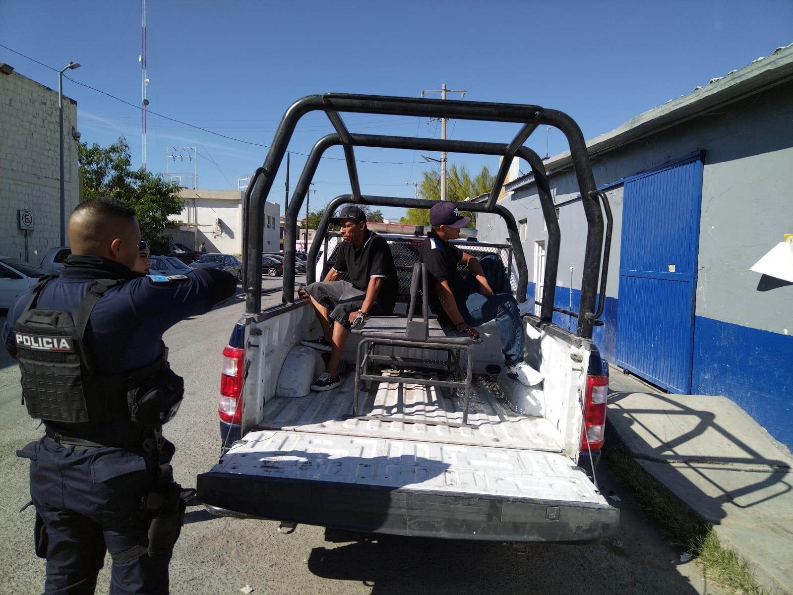 Protagonizan 2 sujetos intensa riña en Centro
