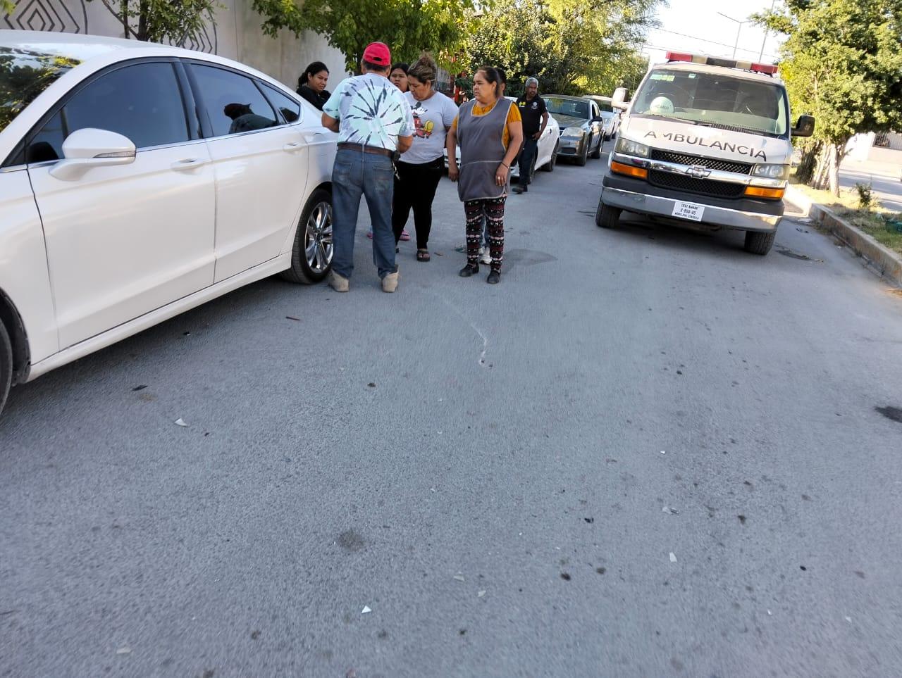 Pierde control un motociclista