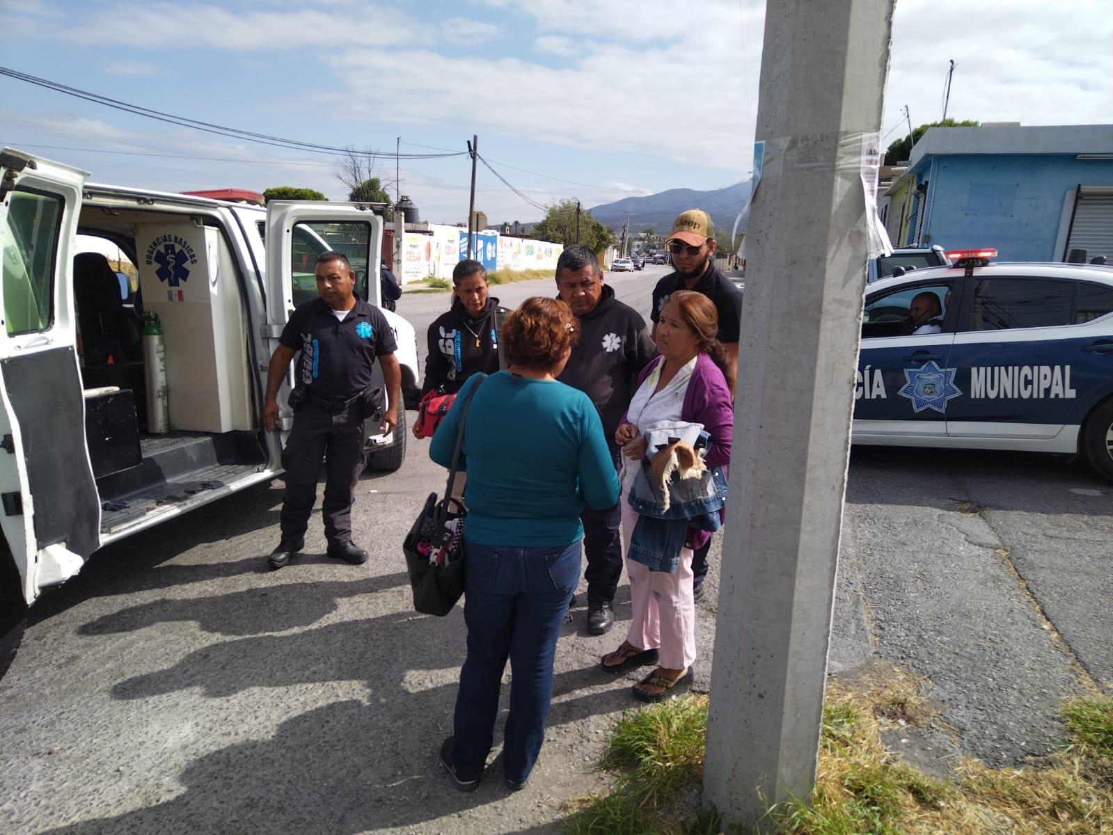 Auxilian socorristas a mujer que convulsona