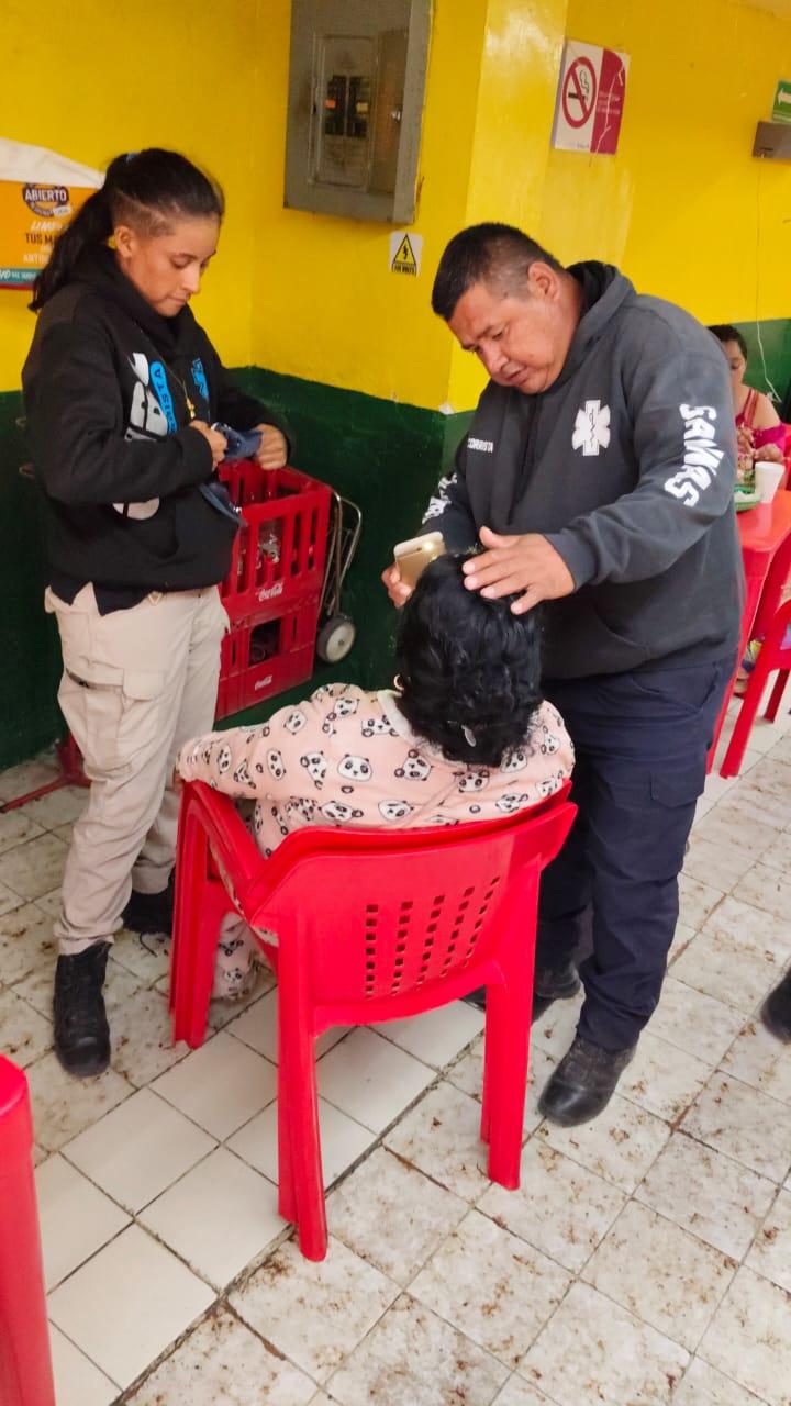 Cae mujer desde el segundo piso