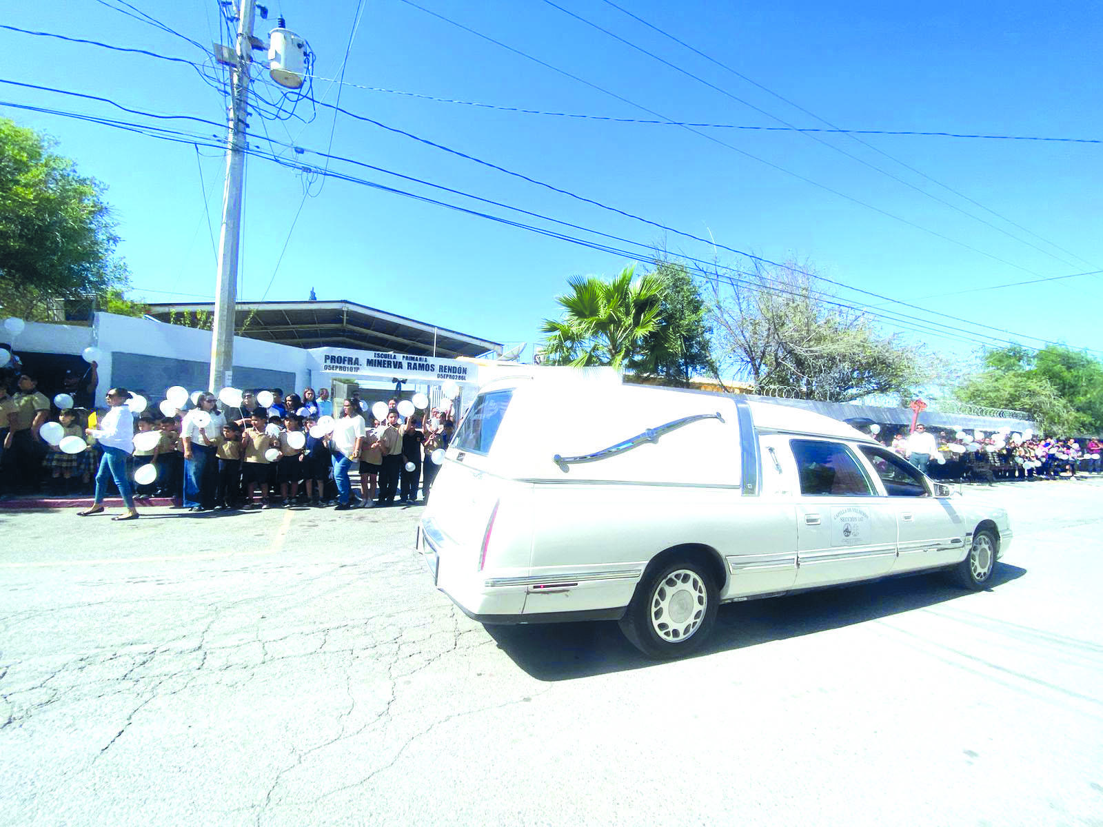 Con lágrimas y globos despiden a Ana Abigaíl