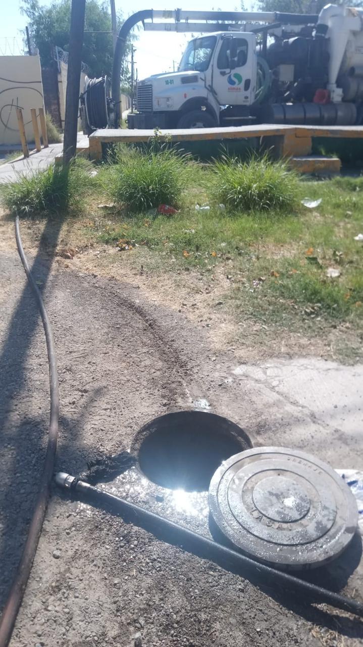 Resuelven fuga de agua cerca de escuela primaria