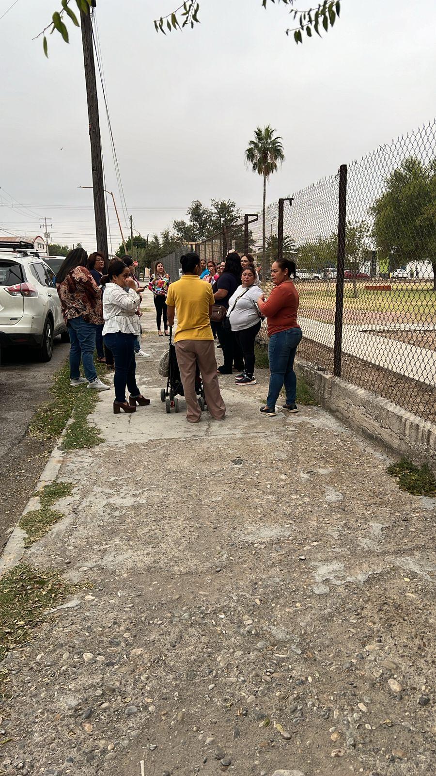 Manifiestan padres de familia descontento