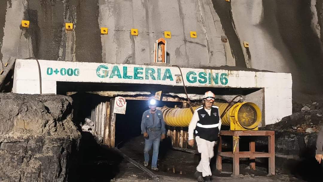 Extraen restos de noveno minero