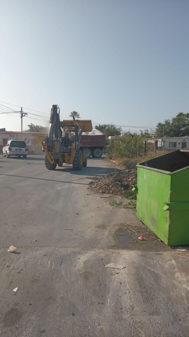 LIMPIAN EN SAN BUENAVENTURA PERÍMETROS DE CONTENEDORES