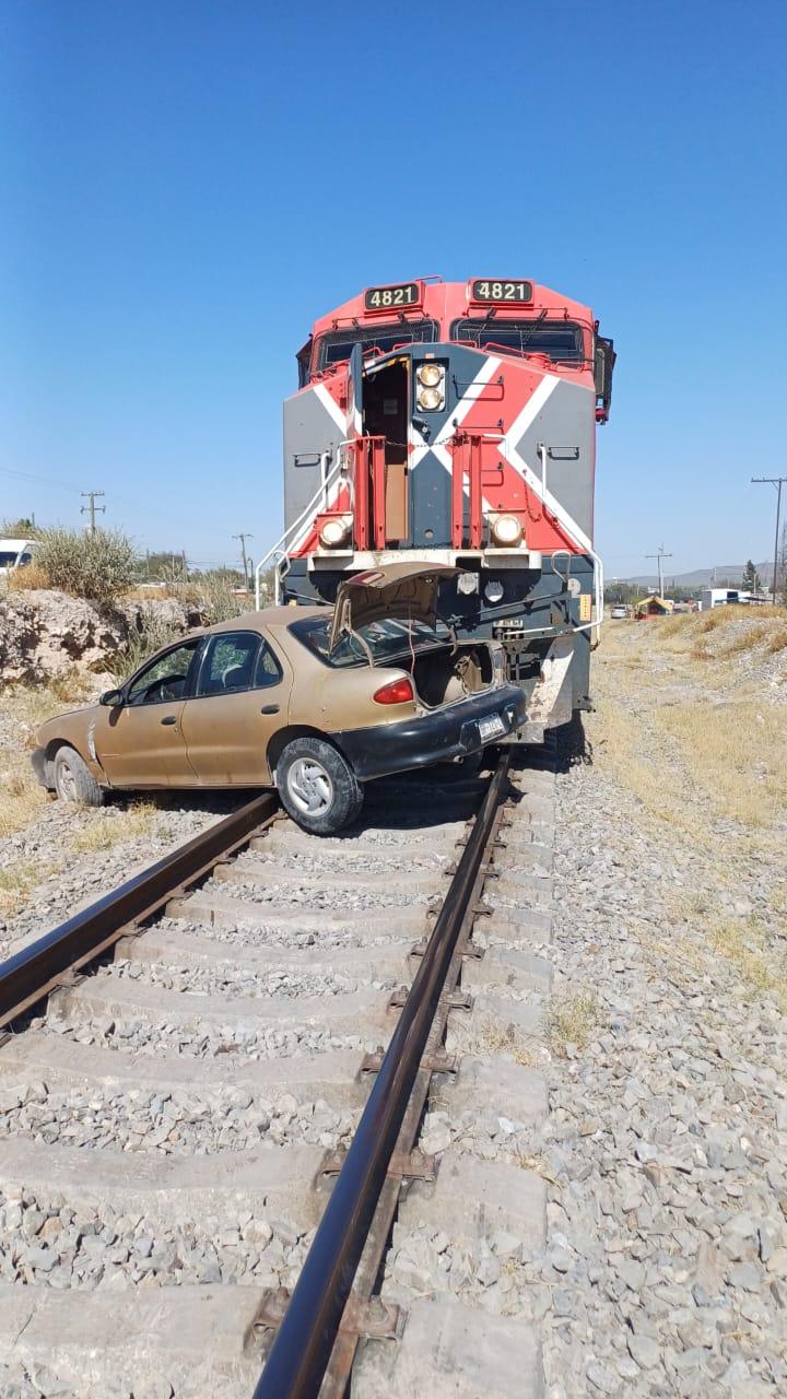 DESTROZA TREN AUTO; CHOFER RESULTA ILESO