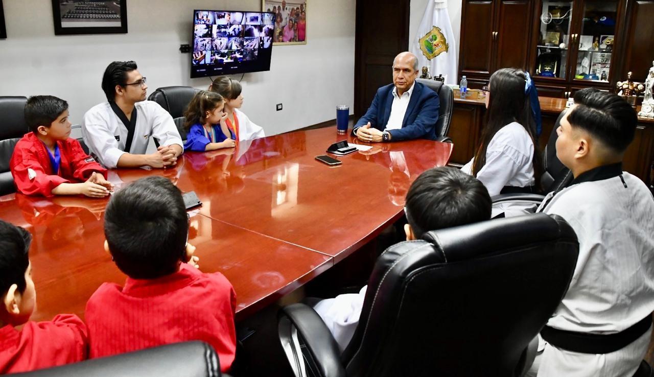 Líderes de taekwondo hacen visita al Alcalde