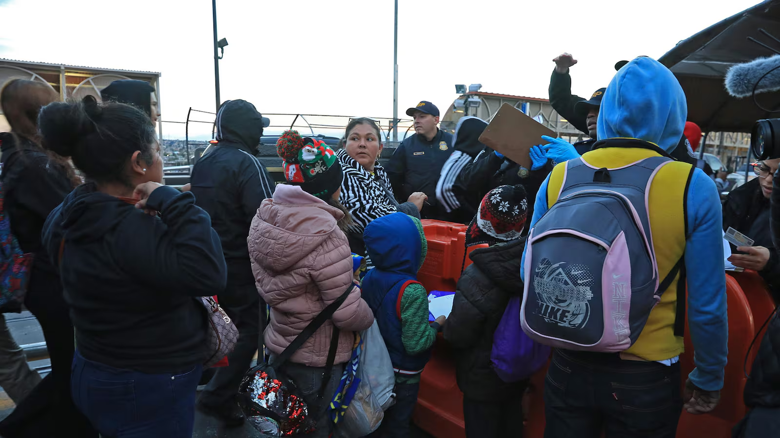 Deportaciones masivas de migrantes: Texas ofrece a Trump 500 hectáreas para campo de concentración