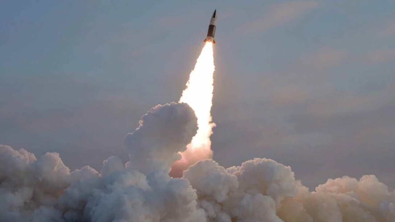 Rusia lanza un misil balístico intercontinental RS-26 durante un ataque a Ucrania