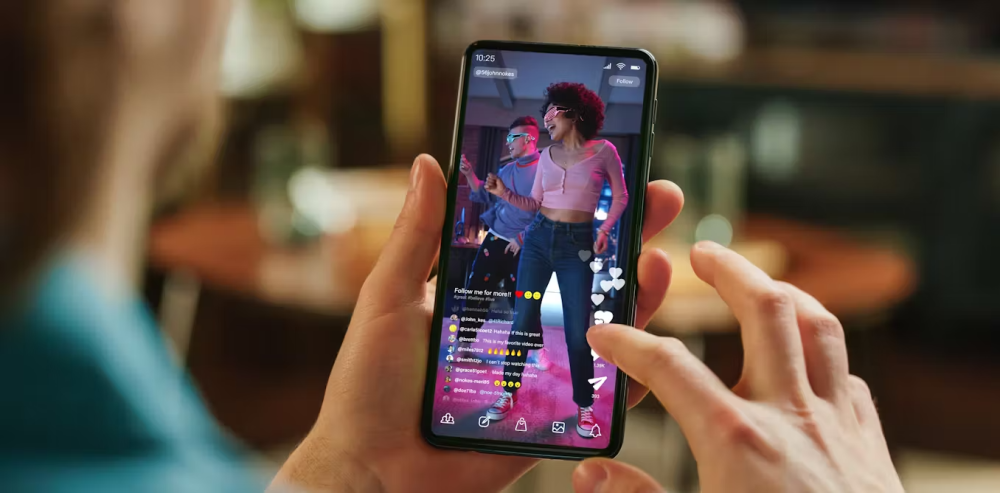 Por qué saltar compulsivamente de un vídeo a otro en TikTok o YouTube aumenta el aburrimiento