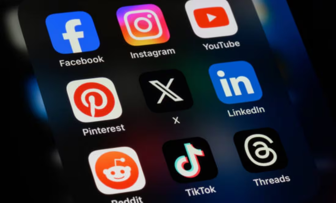Australia prohíbe acceso de menores de 16 años a redes sociales; aplicará multas millonarias a plataformas que incumplan