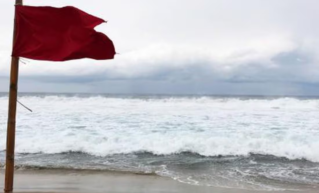 Fin de semana de rescates en playas de Mazatlán; un turista pierde la vida y otros seis son salvados