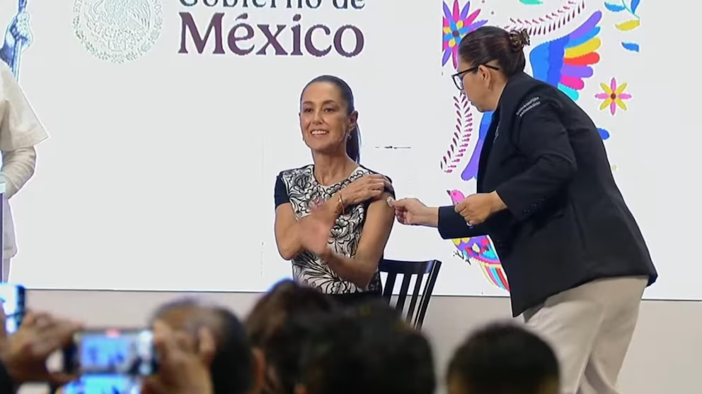 Claudia Sheinbaum se vacuna contra la influenza en La Mañanera: “Es salud preventiva”