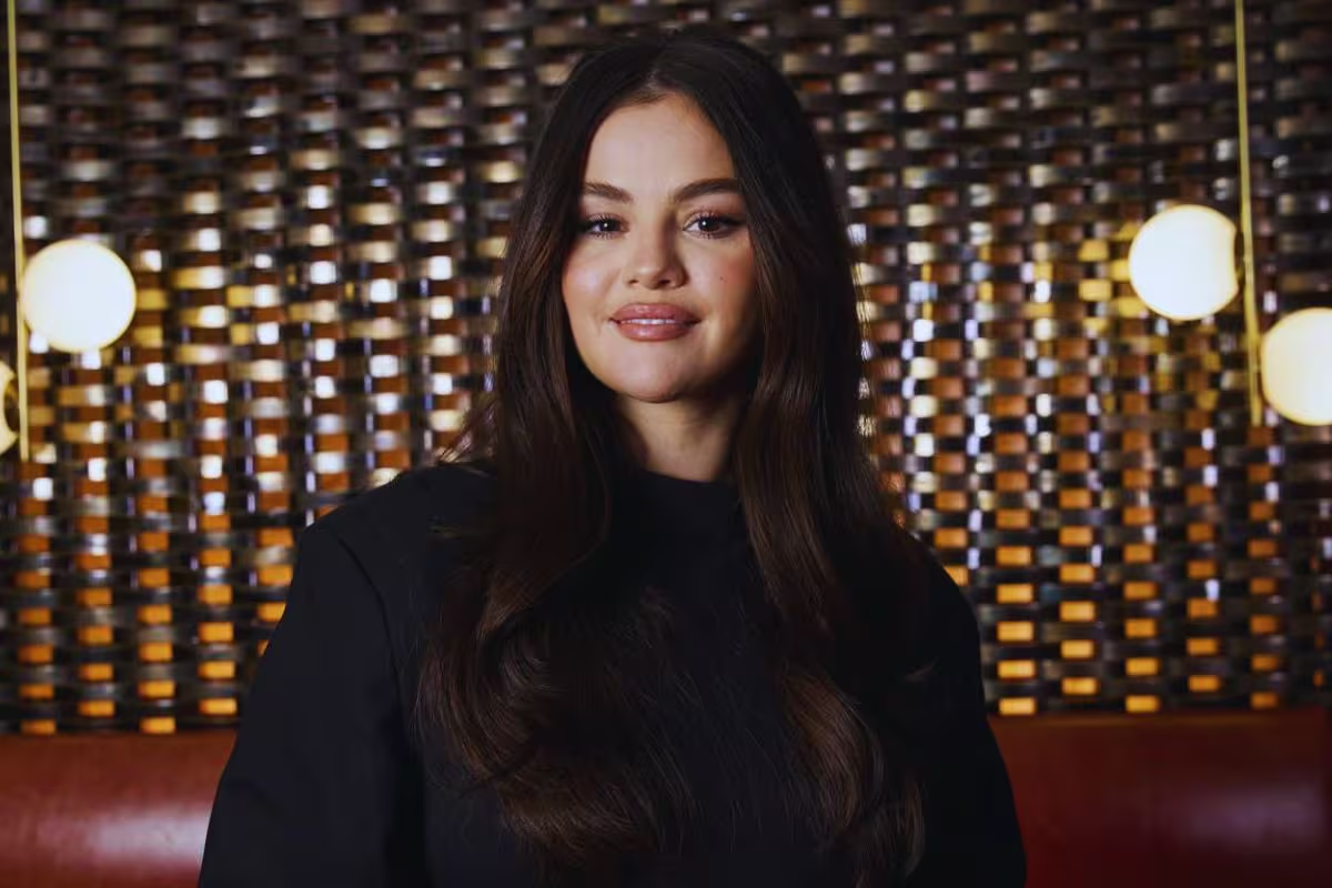 Selena Gomez responde a críticas de su físico y asegura tener problemas de salud digestiva