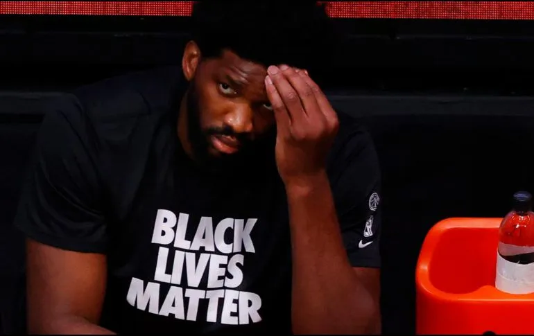 Joel Embiid suspendido tres partidos en la NBA por empujar a un reportero